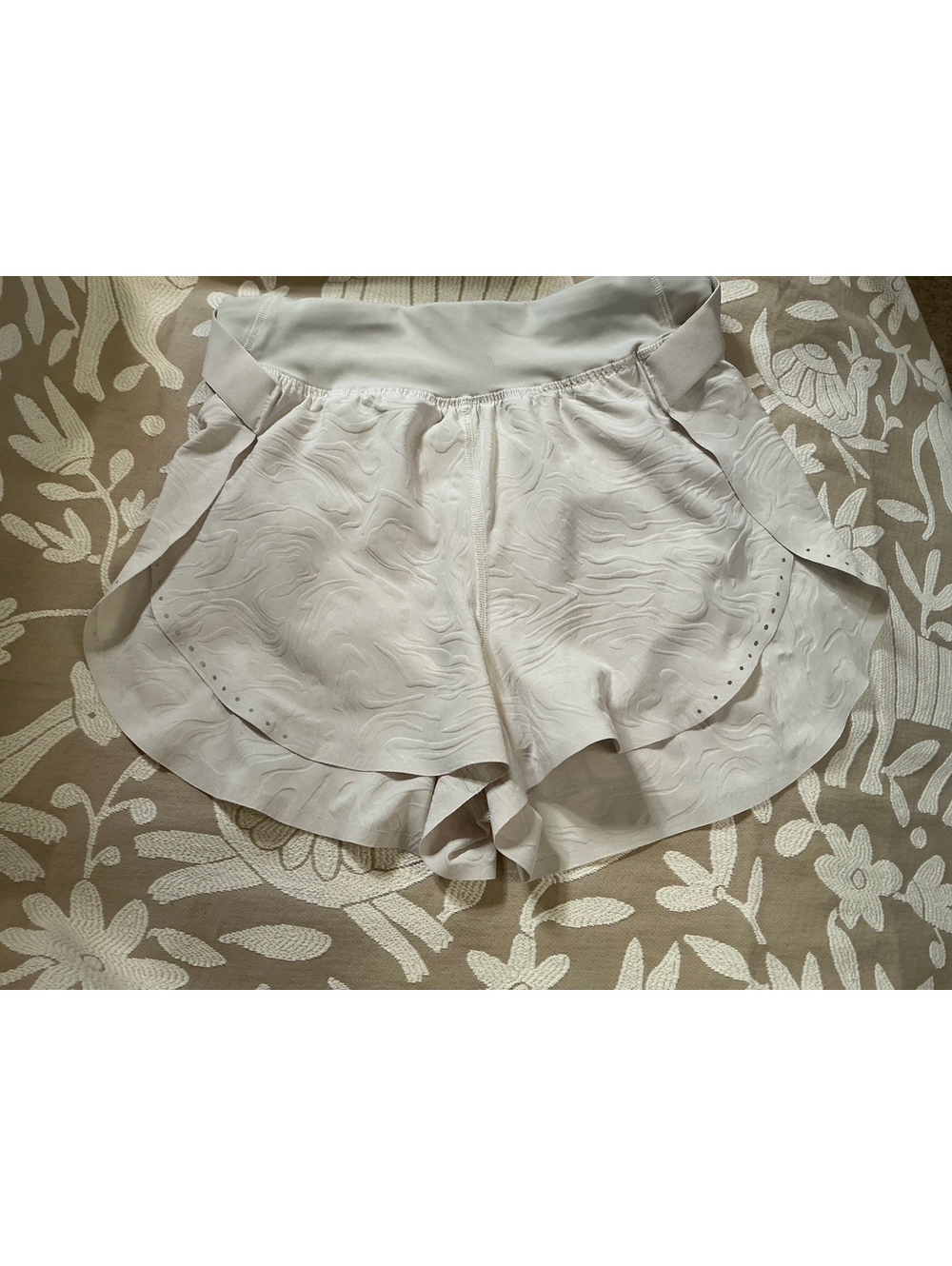 Lululemon Women’s Find Your Pace Shorts Sz 2
